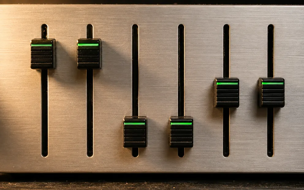 A six-band graphic equalizer with the low bands raised in a gentle curve